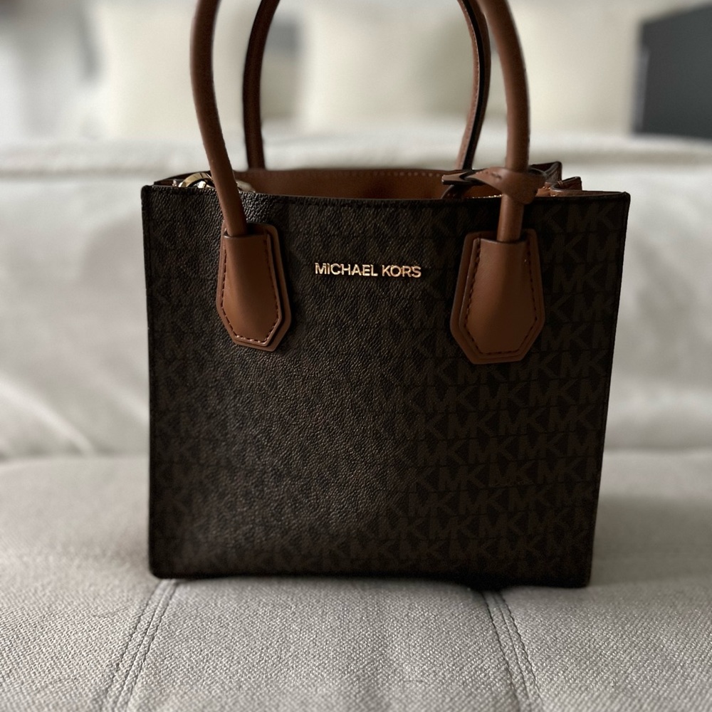 EXCELLENT CONDITION MICHAEL KORS MONOGRAM HANDBAG